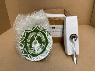 QTY OF KITCHEN ITEMS TO INCLUDE BOX OF AMEFA SPOONS: LOCATION - C16