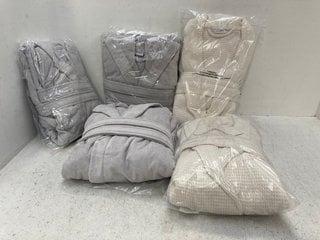 3 X SOAK & SLEEP DRESSING GOWNS IN GREY - UK SIZE MEDIUM TO INCLUDE 2 X BATH & SOAK WAFFLE COTTON DRESSING GOWNS IN ECRO - UK SIZE LARGE: LOCATION - C14