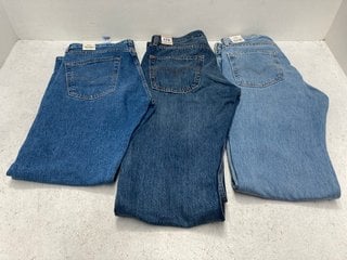 3 X LEVIS MENS DENIM JEANS IN VARIOUS SIZES & DESIGNS TO INCLUDE 555 96" RELAXED FIT STRAIGHT JEANS: LOCATION - C13