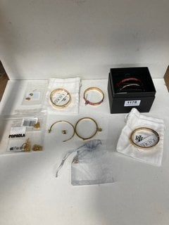 QTY OF ASSORTED JEWELLERY ITEMS TO INCLUDE COACH SET OF 2 BRACELETS IN GOLD PLATED AND GOLD PLATED/RED FINISH: LOCATION - BR10