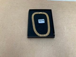 A GOLD COLOURED NECKLACE: LOCATION - AR9