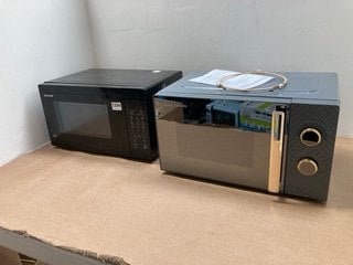 2 X ASSORTED MICROWAVES TO INCLUDE SHARP DIGITAL MICROWAVE OVEN IN BLACK: LOCATION - AR11