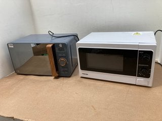 2 X ASSORTED MICROWAVES TO INCLUDE SWAN DIGITAL MICROWAVE OVEN IN GREY AND MIRROR FINISH WITH DARK WOOD EFFECT HANDLE AND ACCENTS: LOCATION - AR12