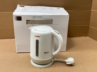 2 X ASSORTED JOHN LEWIS & PARTNERS SMALL KITCHEN APPLIANCES TO INCLUDE TABLE BLENDER WITH GLASS BLENDING JUG: LOCATION - BR17