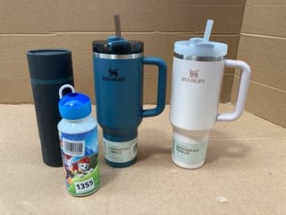 QTY OF ASSORTED DRINKS FLASKS TO INCLUDE STANLEY THERMAL HOT/COLD DRINKS MUG IN MARINE DEEP BLUE: LOCATION - BR18