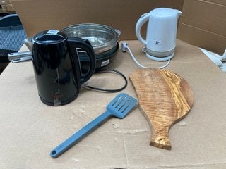 QTY OF ASSORTED JOHN LEWIS & PARTNERS SMALL KITCHEN APPLIANCES AND KITCHENWARE TO INCLUDE JUG KETTLE IN BLACK: LOCATION - BR19