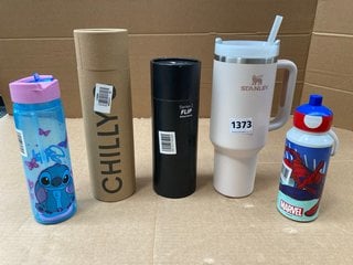 QTY OF ASSORTED DRINKS CONTAINERS TO INCLUDE STANLEY THERMAL HOT/COLD DRINKS MUG IN LIGHT BLUSH FINISH: LOCATION - BR19