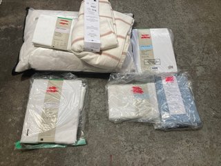 QTY OF ASSORTED JOHN LEWIS & PARTNERS BEDDING ITEMS TO INCLUDE SNUGGLEDOWN NATURAL PILLOW: LOCATION - AR16