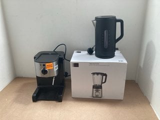 3 X ASSORTED SMALL KITCHEN APPLIANCES TO INCLUDE TABLE BLENDER WITH GLASS BLENDING JUG: LOCATION - AR18