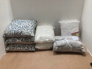 QTY OF ASSORTED JOHN LEWIS & PARTNERS SOFT FURNISHINGS TO INCLUDE SMALL SCATTER CUSHION IN NATURAL AND BLUE LEAF FLORAL DESIGN: LOCATION - AR19