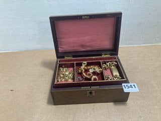 AN ANTIQUE JEWELLERY BOX AND CONTENTS: LOCATION - AR1