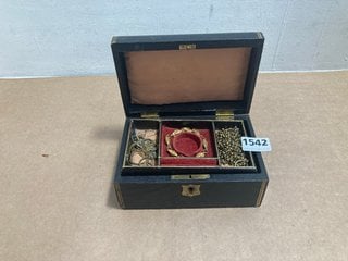 AN ANTIQUE JEWELLERY BOX AND CONTENTS: LOCATION - AR1