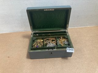 AN ANTIQUE JEWELLERY BOX AND CONTENTS: LOCATION - AR1