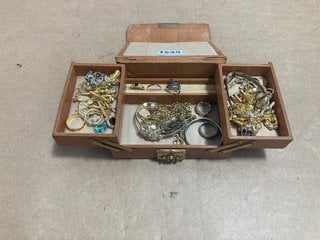 AN ANTIQUE JEWELLERY BOX AND CONTENTS: LOCATION - AR1