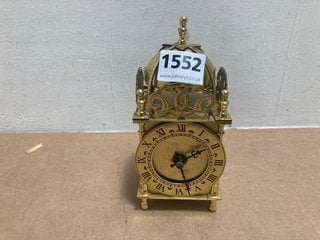 A VINTAGE STYLE BRASS MANTLE CLOCK: LOCATION - AR2