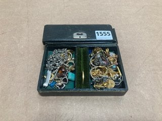 AN ANTIQUE JEWELLERY BOX AND CONTENTS: LOCATION - AR2