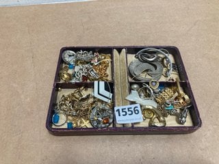 AN ANTIQUE JEWELLERY BOX AND CONTENTS: LOCATION - AR2