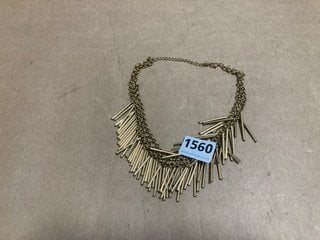 A GOLD COLOURED NECKLACE: LOCATION - AR2