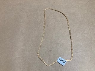 A GOLD COLOURED NECKLACE: LOCATION - AR2