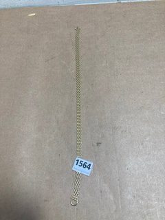 A GOLD COLOURED NECKLACE: LOCATION - AR2