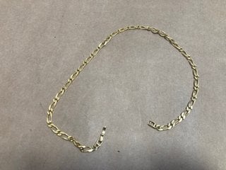 A GOLD COLOURED NECKLACE: LOCATION - AR2