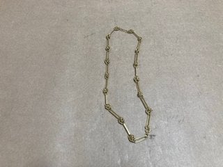 A GOLD COLOURED NECKLACE: LOCATION - AR2