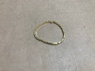 A GOLD COLOURED BRACELET: LOCATION - AR2