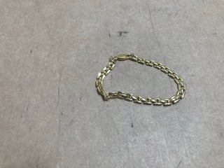 A GOLD COLOURED BRACELET: LOCATION - AR2