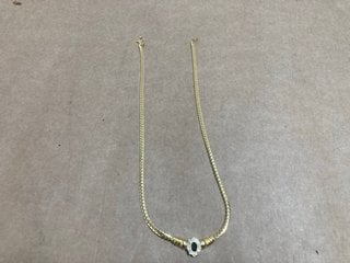 A GOLD COLOURED NECKLACE: LOCATION - AR2