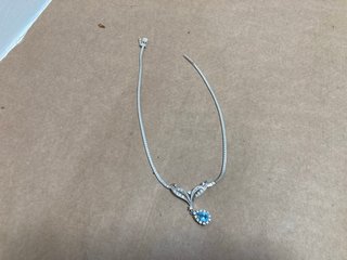 A SILVER COLOURED NECKLACE: LOCATION - AR2