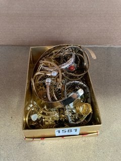 A BOX OF GOLD COLOURED JEWELLERY: LOCATION - AR3