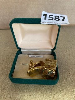 A PAIR OF GOLD COLOURED CUFFLINKS: LOCATION - AR3