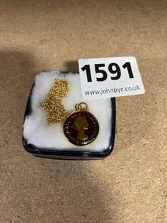 A 1959 SIXPENCE PENDANT AND A GOLD COLOURED CHAIN: LOCATION - AR3