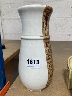 A VINTAGE POOLE POTTERY VASE: LOCATION - AR4