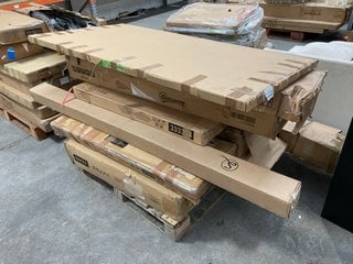 PALLET OF ASSORTED FURNITURE ITEMS TO INCLUDE PANAMA 1 DRAWER STORAGE COFFEE TABLE IN SOLID PINE WOOD FINISH: LOCATION - B7 (KERBSIDE PALLET DELIVERY)