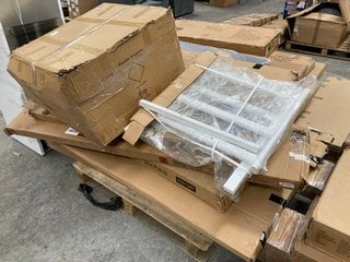 PALLET OF ASSORTED FURNITURE ITEMS TO INCLUDE ARLINGTON 2 DRAWER SIDEBOARD IN WHITE AND OAK: LOCATION - B8 (KERBSIDE PALLET DELIVERY)