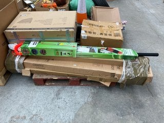 PALLET OF ASSORTED OUTDOOR AND GARDEN ITEMS TO INCLUDE TELESCOPIC HYDRO CLEANER EXTENDABLE 7M WATER BRUSH SET: LOCATION - A5 (KERBSIDE PALLET DELIVERY)