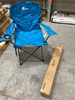 2 X ASSORTED OUTDOOR ITEMS TO INCLUDE FOLDING STYLE CAMPING CHAIR WITH STORAGE CARRY BAG IN TEAL: LOCATION - AR14