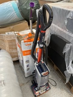 2 X ASSORTED UPRIGHT VACUUM CLEANERS TO INCLUDE SHARK POWERED LIFT AWAY DUO CLEANER UPRIGHT VACUUM CLEANER - RRP £199: LOCATION - B3