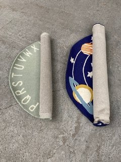 2 X ASSORTED JOHN LEWIS & PARTNERS FLOOR RUGS TO INCLUDE 100CM ROUND FLOOR RUG IN MIST: LOCATION - B1