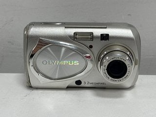 OLYMPUS COMPACT CAMERA IN SILVER [JPTM124198]