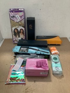 10 X ASSORTED BEAUTY ITEMS TO INCLUDE REAL TECHNIQUES MIRACLE COMPLEXION 4 PACK MAKE UP SPONGES AND 2 X ASSORTED GHD STYLER CARRY CASES AND HEAT MATS: LOCATION - D2