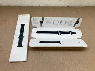 APPLE WATCH SPORTS BAND WITH GRAPHITE STAINLESS STEEL PIN: LOCATION - D3