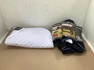 2 X ASSORTED HORSE CARE ITEMS TO INCLUDE RHINEGOLD COTTON QUILTED SADDLE CLOTH IN WHITE (ONE SIZE): LOCATION - D3