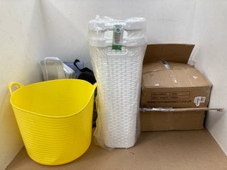 5 X ASSORTED ITEMS TO INCLUDE LARGE RIBBED PLASTIC BUCKET IN YELLOW: LOCATION - D10