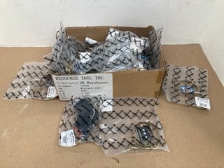 BOX OF ASSORTED MISHIMOTO ITEMS TO INCLUDE PACKS OF 2.0'' 90 DEGREE COUPLER IN BLACK AND T - BOLT CLAMP IN GOLD 3.25'': LOCATION - C17