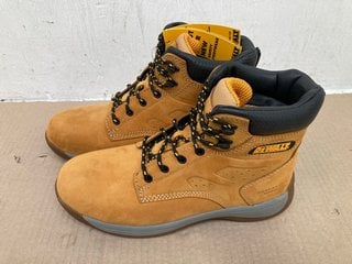 DEWALT BOLSTER LACE UP PROTECTIVE STEEL TOE BOOTS IN HONEY SIZE: 8: LOCATION - C14