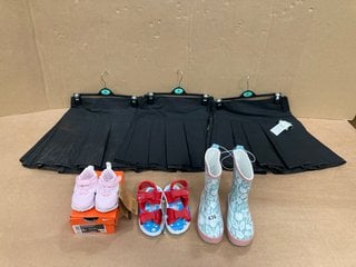 QTY OF ASSORTED CHILDRENS CLOTHING TO INCLUDE NIKE REVOLUTION 7 TRAINERS IN PINK FOAM AND BLACK SUMMIT WHITE SIZE: 2.5: LOCATION - C3