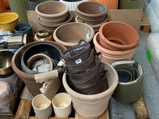 (COLLECTION ONLY) PALLET OF ASSORTED GARDEN PLANTERS TO INCLUDE HAND WOVEN BASKET STYLE PLANTERS IN DARK BROWN: LOCATION - D1