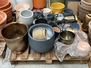 (COLLECTION ONLY) PALLET OF ASSORTED GARDEN PLANTERS TO INCLUDE BOWL STYLE PLANTERS IN BRASS: LOCATION - D1